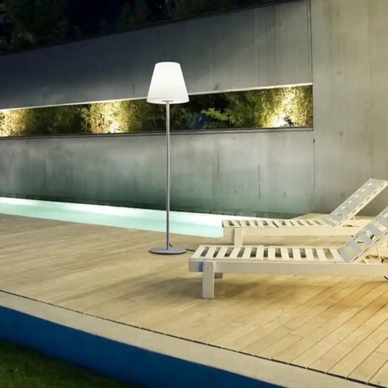 150cm In&OUT Stehleuchte Helestra MORIS mit Acryldiffusor Silbergrau & Weiß IP65 Must-Have